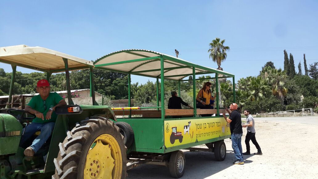 מירב בן ארי על טרקטור בבן שמן