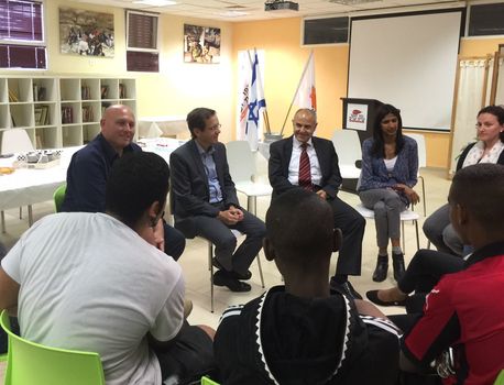 יצחק הרצוג בסיור בקרית יערים
