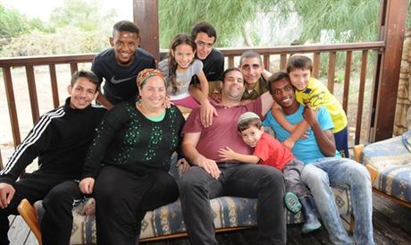 עדיאל ותהילה עם ילדיהם וחניכי כפר הנוער