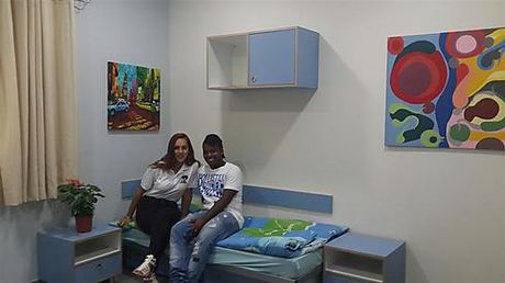 יושבות בחדר משופץ בכפר הנוער