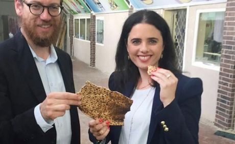 איילת שקד במאפיית המצות של כפר חב''ד